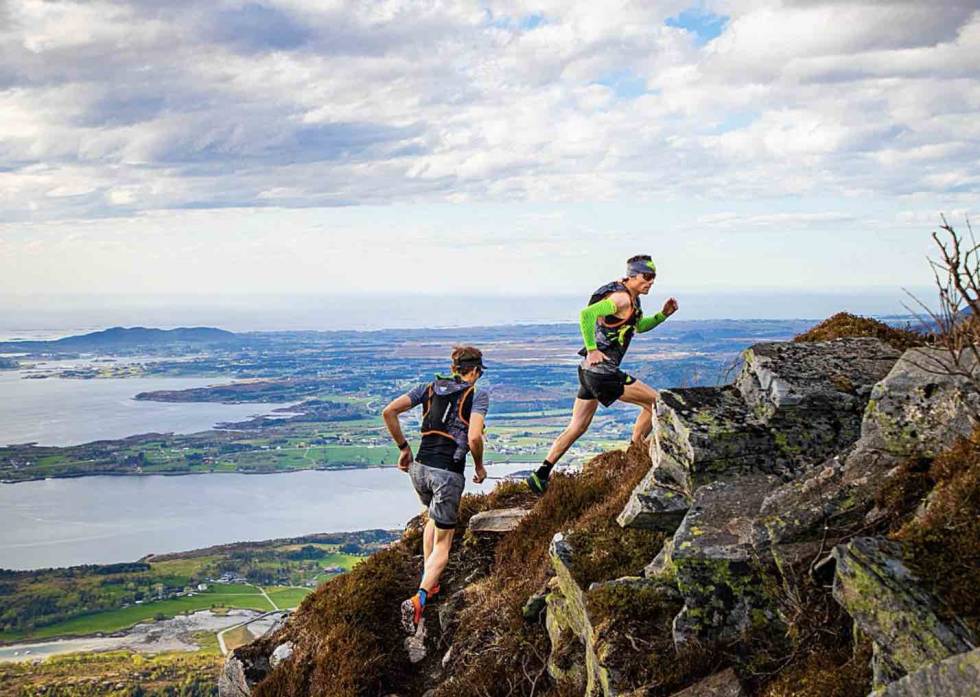 Sebastian Krogvig og Ola Hovdenak på treningstur i bakgården. Foto: Terje Aamodt Sebastian Krogvig og Ola Hovdenak på treningstur