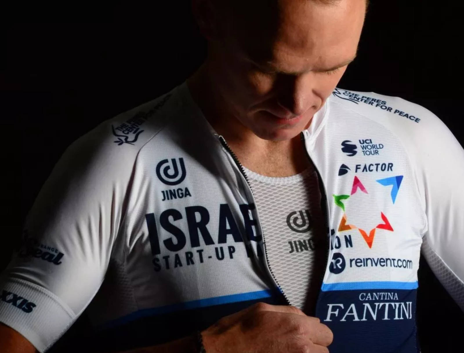 NYTT DESIGN: Israel Start-Up Nations nye trøyer er todelte. Blå nederst, og hvit øverst hvor sponsorens logoer figurerer. FOTO: Brian Hodes Veloimages / Israel Start-Up Nation Skjermbilde 2021-01-08 kl. 14.38.11