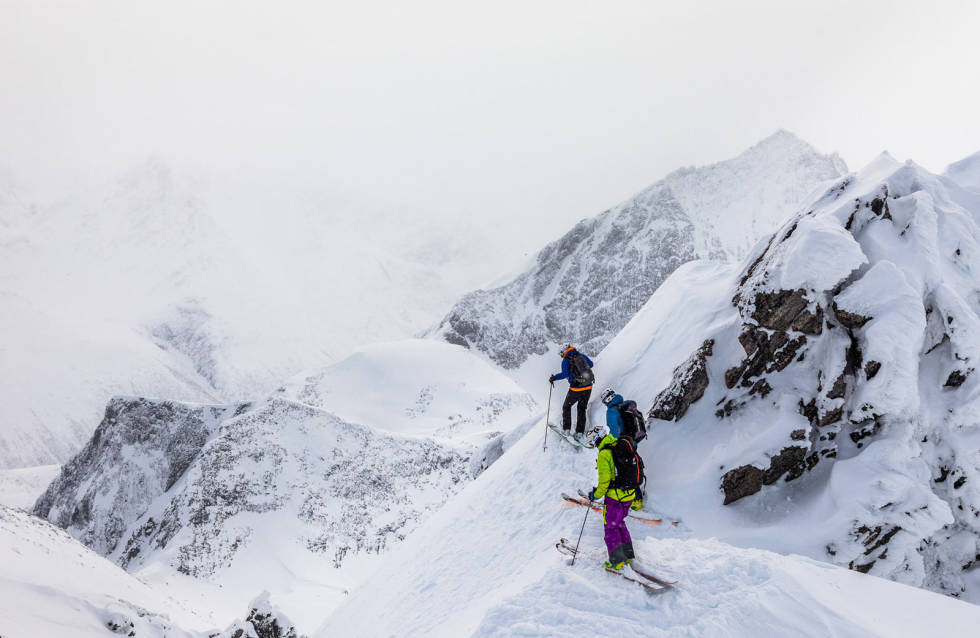 Bratt i toppen. De øverste meterne fra toppen er skiterreng kun for dyktige skiløpere og kun på dager med nok og god snø. Foto: Einar Engdal Skjervan-Toppturer-i-Romsdalen-4