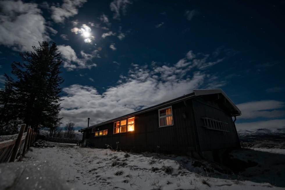 Det er umulig å sitte inne når stemningen er så stor ute. Men iskalde fotofingre ble nattens ly foreviget under fullmånen. Foto: Lars Lindland skøytetur 6