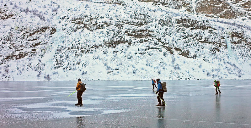 LANGS BESSEGGEN: Det gir en helt annen dimensjon å bevege seg på Gjendevannet vinterstid. Foto: Oddvin Lund gjendevannet vinter turskøyter