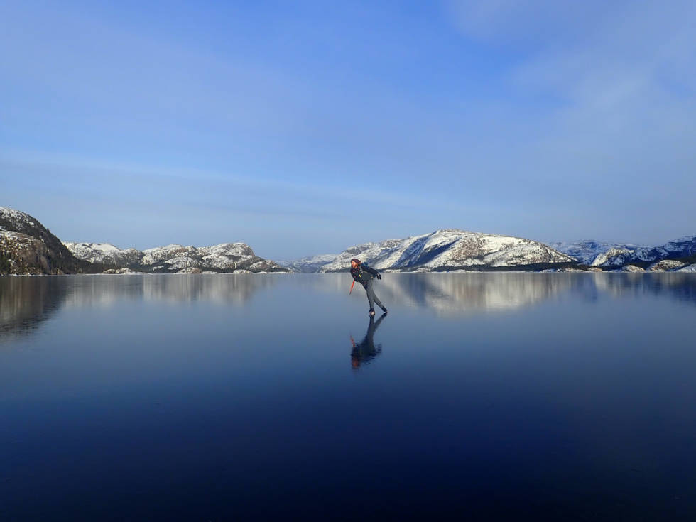 SKØYTETUR: Fra en tur på nydelig is på Salsvatnet i Namsos. Foto: Maria Lindqvist turskøyter på salstvatnet i Namsos foto maria lindquist