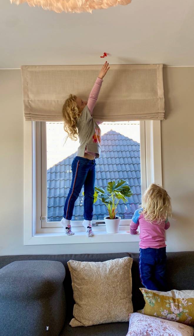 Vilja og Vega leker i bakgrunnen mens UTEmagasinet snakker med Cecilie Skog på telefon. Foto: Privat Cecilie Skog hjemme
