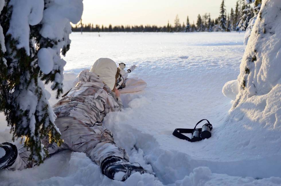 Godt anlegg: På lange hold er det viktig med godt anlegg. Ryggsekken med kamo-overtrekk gir best støtte i løs snø. Skogsfugljakt-Tiur-Sverige-3