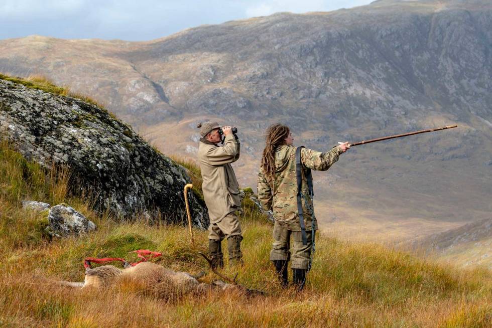 Vilt og fritt: Det skotske høylandet byr på flott natur. Robert Grant og Lewis Robb følger med mens den andre jakttroppen smyger inn på en flokk. Skottland-Knoydart-hjortejakt-4