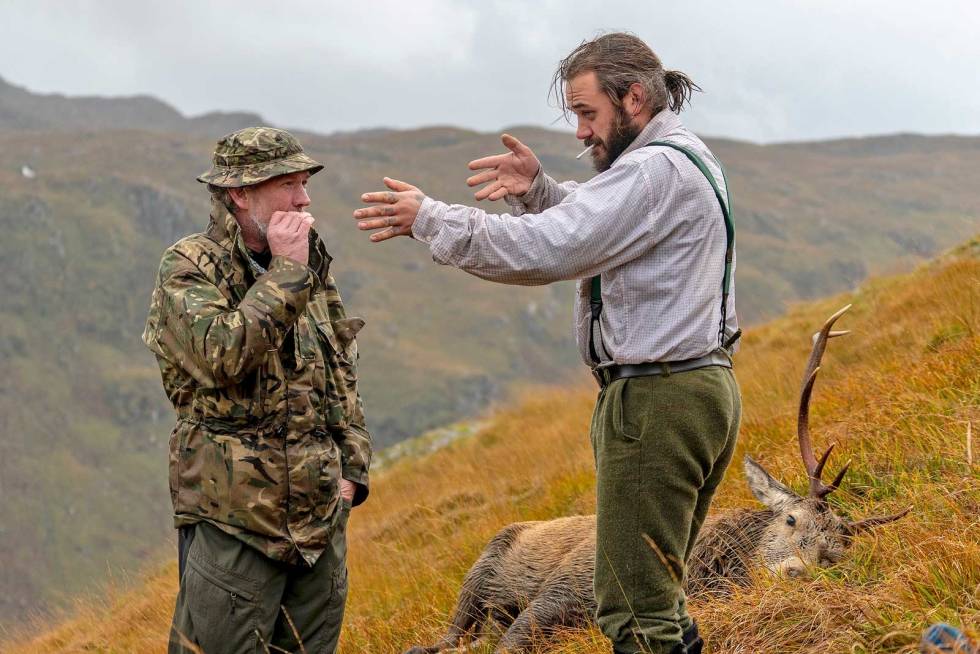 Metallhue: «Overkill» står det på nevene til ghillie Uilleam McCarrol O'Neill (t.h). Denne dagen var han og stalker Iain Biggart mer enn glade for at det kun ble en bukk, etter å ha gått sju timer i kuling, skodde og vannrett regn. Skottland-Knoydart-hjortejakt-5