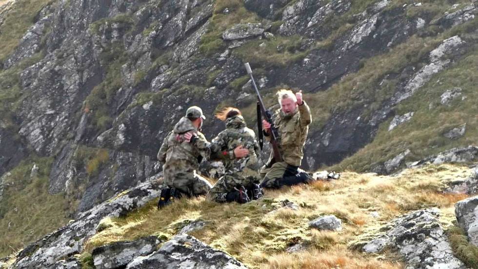Tett på: Vertskapet og jaktgjestene kommer tett på hverandre under strabasiøs høylandsjakt. Ingen tvil om at det er felles glede over felt vilt! (foto: Johan Trygve Solheim) Skottland-Knoydart-hjortejakt-7
