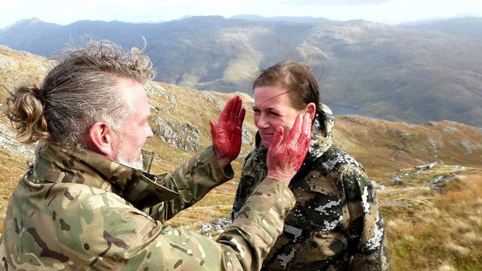 Skotsk stalkerdåp: Som fersk hjortejeger måtte Kristin ta den obligatoriske bukkejeger-dåpen fra Iain Biggart. (foto: Johan T. Solheim) Skottland-Knoydart-hjortejakt-9