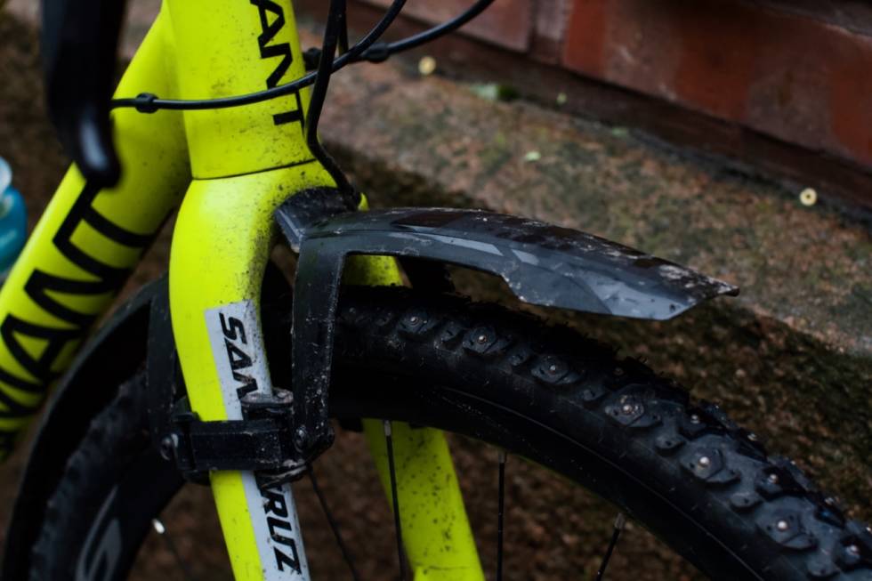 EKSTRA SPOILER: Forskjermen har en ekstra kant opp mot kronen på gaffelen. sks-speedrocker2