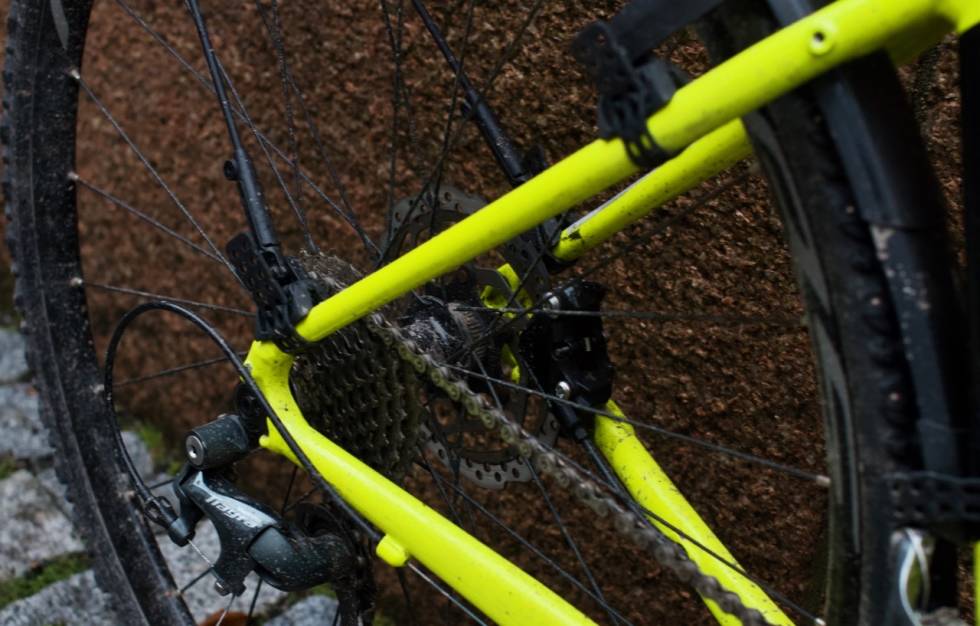 GUMMISTROPPER: Skjermspilene festes med gummistropper rundt kjedestagene. sks-speedrocker8
