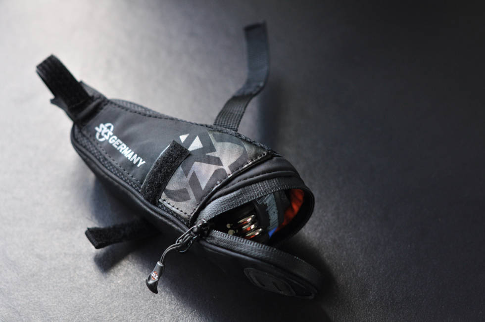 LITEN: SKS Racer Straps 300 er smal og trang. Du har plass til to små slanger, miniverktøy og en kortere dekkspak. SKS Racer Straps 300