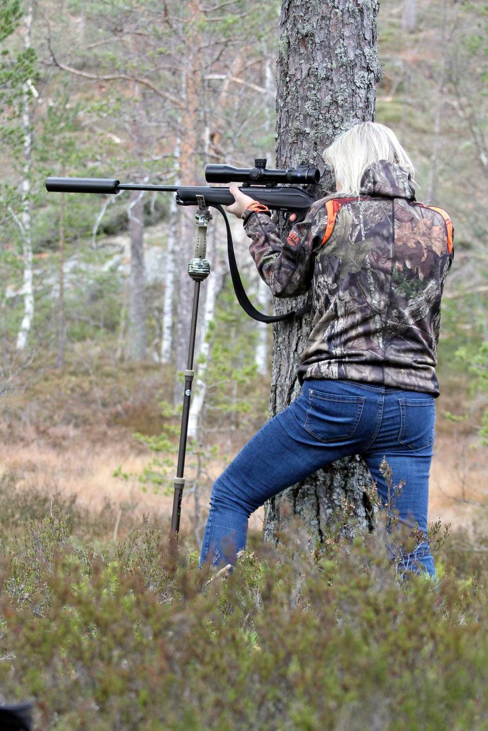 Søk støtte: Med Primos Trigger Stick Monopod i stående stilling, har du mye å hente på å lene deg mot en trestamme. Skytestøtter-Rifleskyting-7