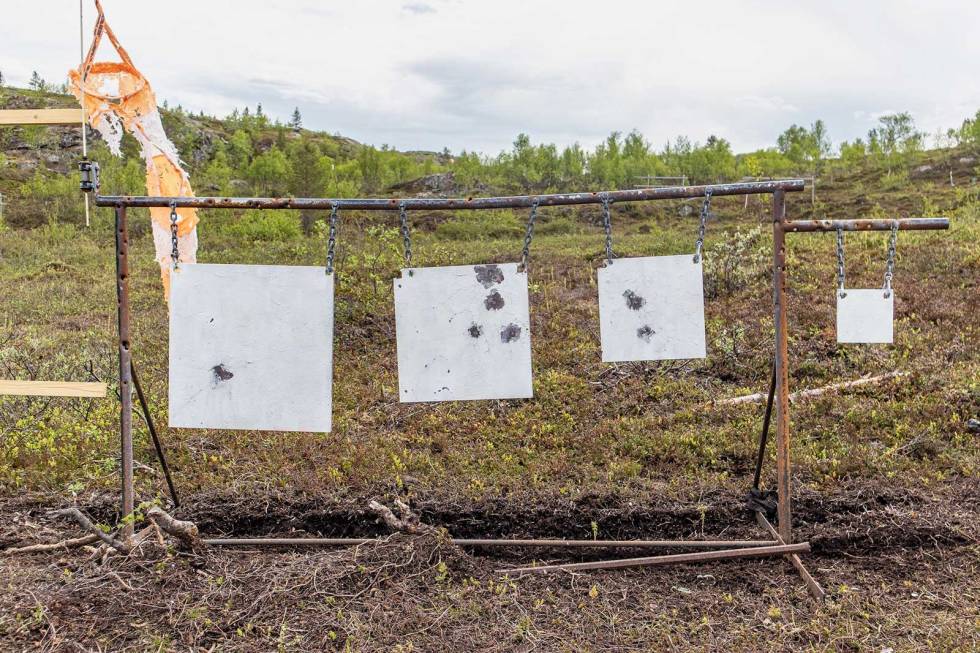 Stålmål: Hardox-plater avgir søt musikk når du skyter på dem. Du kan også bruke en stein å skyte deg inn på dersom du synes det blir langt å gå 500 m hver gang du vil vite om du traff, men husk rikosjettfaren. Skytetrening-Storviltprøven-2