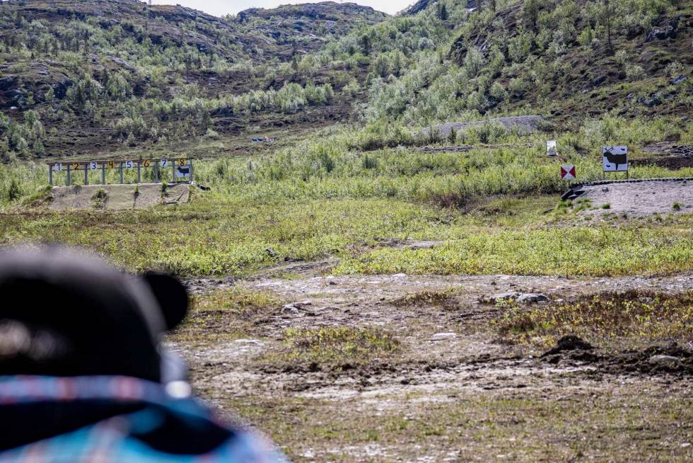 Kort og langt: Når du har trent litt på reinsfiguren 500 meter unna (i midten), virker skivene på 100 (t.h) og 200 meter (t.v.) brått fryktelig store – og oppskytingen går som en lek! Skytetrening-Storviltprøven-7