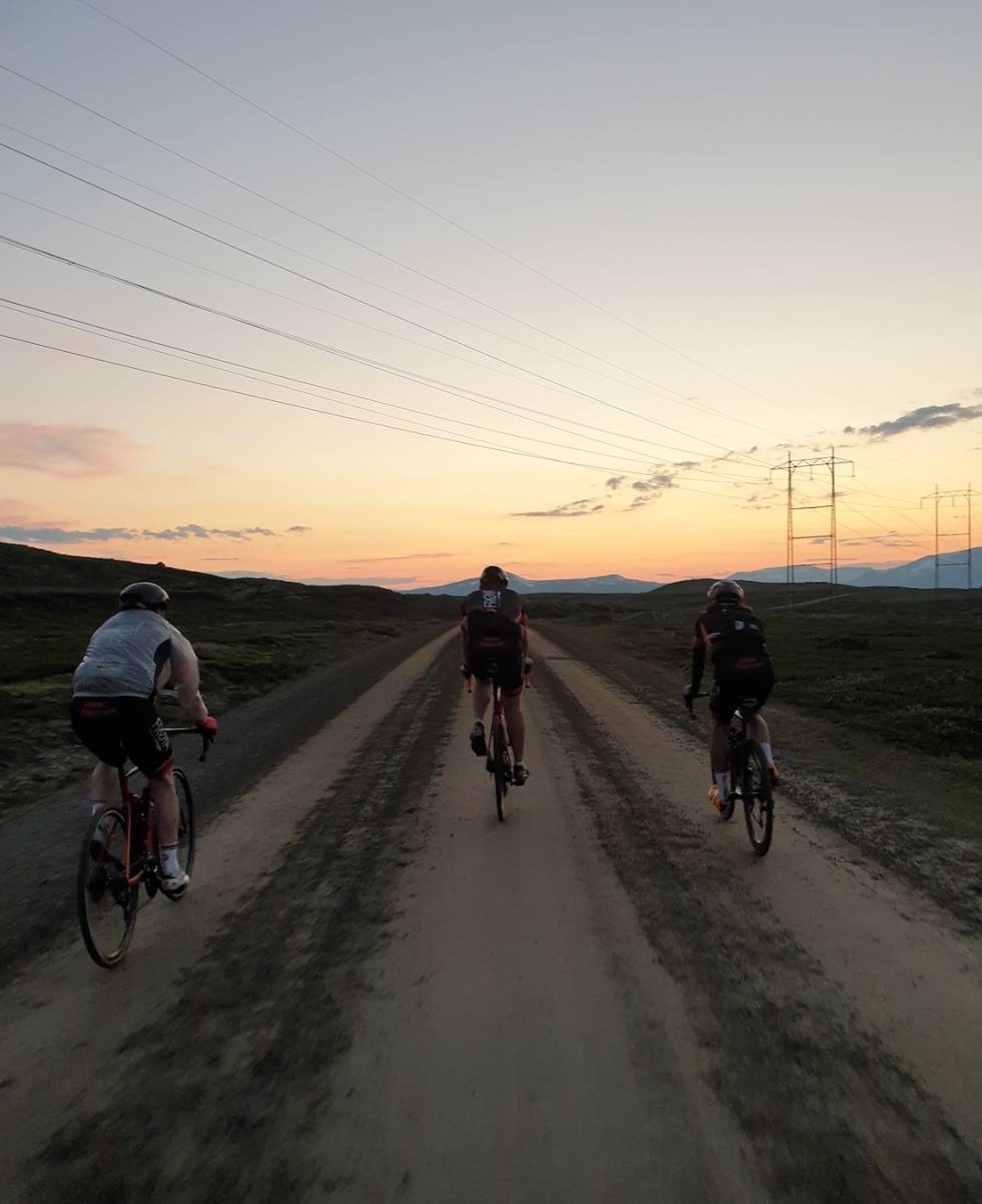 SOMMERNATT: På vei gjennom sommernatten over grusen på Slådalsvegen mot Lesja. Foto: Ståle Høyem Slådalsvegen