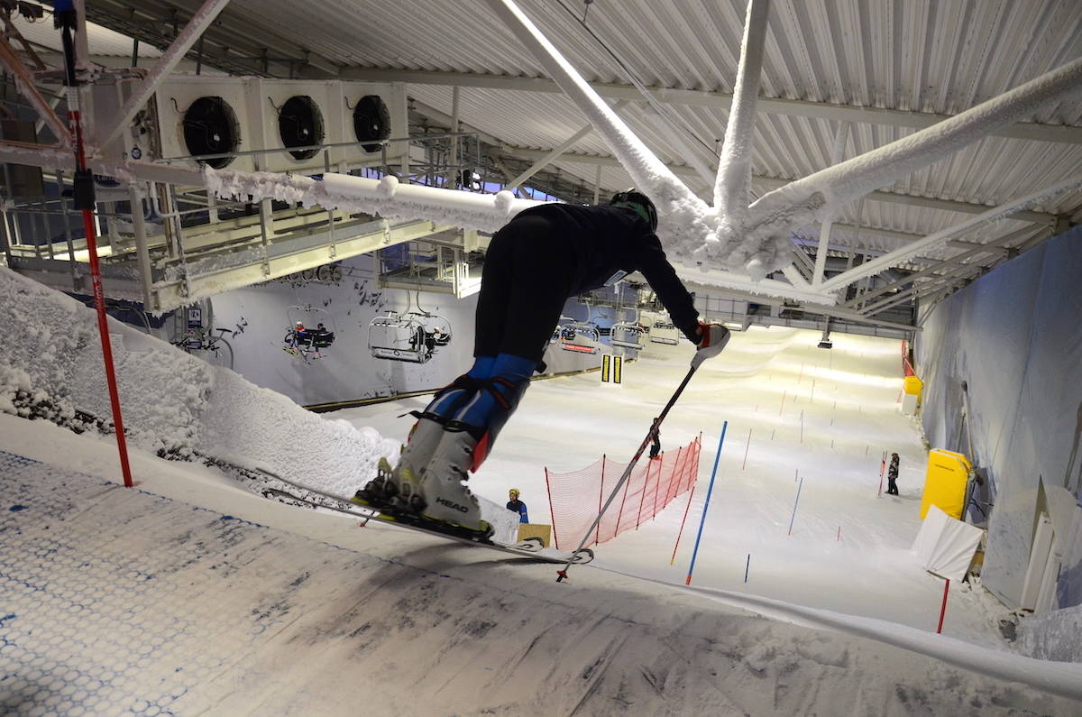 TRENING: En slalåmkjører hiver seg utfor fra toppen av stillaset på Snø. Foto: Erlend Sande slalåmkjører på snø Lørenskog fra toppen