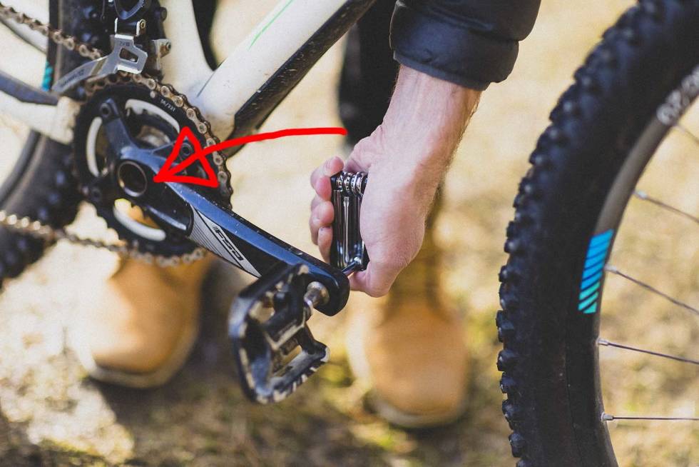 DRIVSIDEN: På drivsiden av sykkelen, altså der tannhjulene i drivverket befinner seg, dytter du ned og mot bakhjulet, som er til venstre i dette bildet. Foto: Kristoffer H. Kippernes. slik-bytter-du-pedaler-1