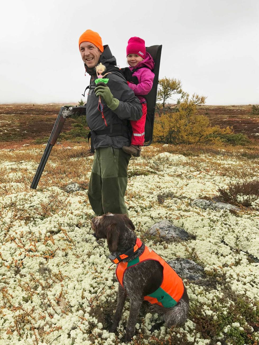 Jeger-Barbie på tur: Joda, Barbie er også ivrig jeger når familien Thøger Haaverstad drar på jakt, selv om bikkja tilsynelatende er litt undrende. Slik-tar-du-med-barn-på-jakt-6
