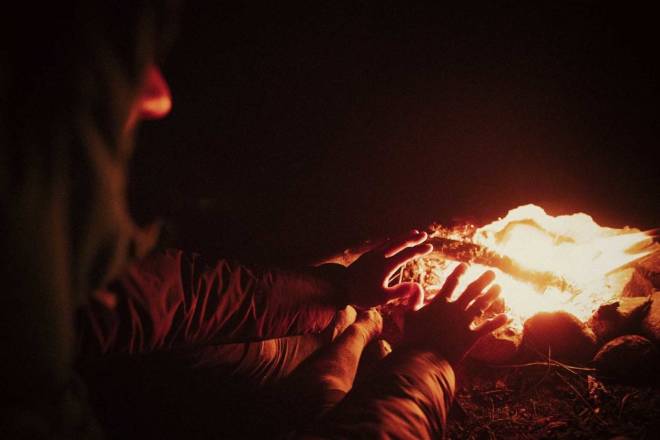 Bra bål: Det er lite som slår skikkelig bålkos, men det er ikke alltid like enkelt å tenne opp. Foto: Kristoffer H. Kippernes opptenníng av bål med tennstål