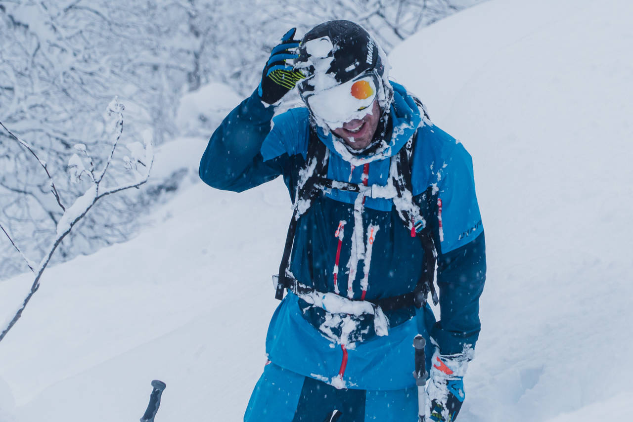 SIKTPROBLEMER: Dugg på goggles blir en utfordring når du går på trynet i snøen. Høyst sannsynlig har den erfarne Eirik Finseth med seg et par ekstra tørre goggles i sekken. Hvis ikke, vil han (også høyst sannsynlig) slite med dugg resten av denne dagen, med mindre han tar seg tid til å tørke de skikkelig. Bilde: Christian Nerdrum Dugg på goggles