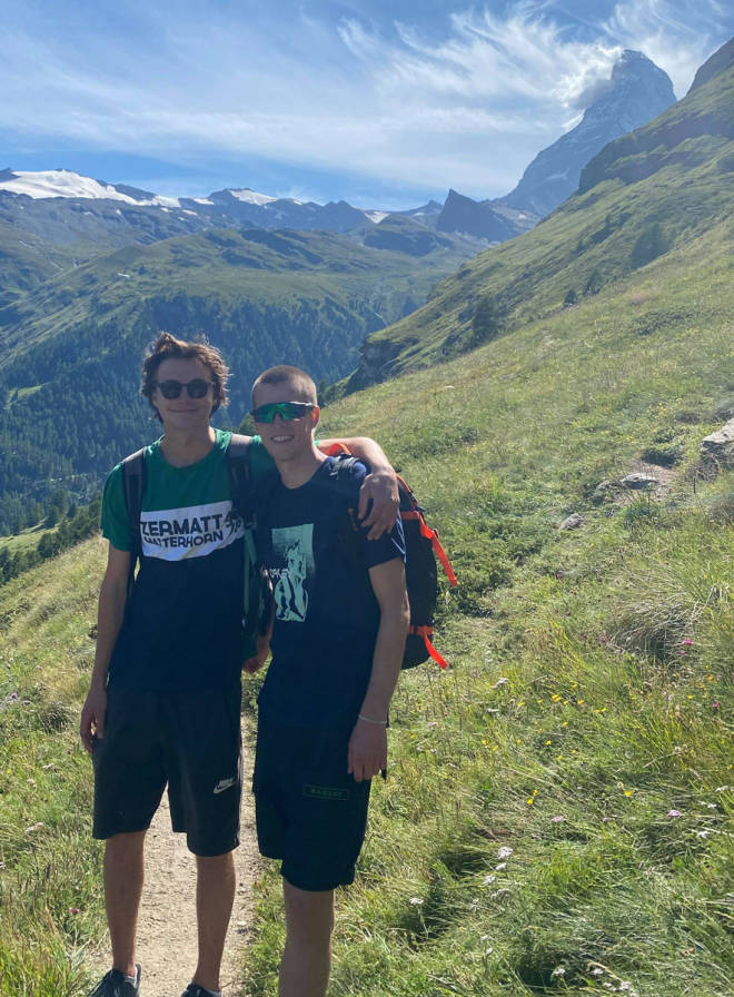 KOMPISER: Ferdinand Dahl (til venstre) og Øystein Bråten er for tiden i Zermatt og kjører ski. Eller går tur med Matterhorn i bakgrunnen. Foto: Privat Slvsh Øystein Bråten Ferdinand Dahl Film Tour