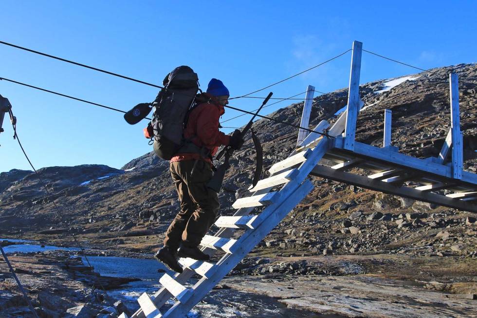 NORDLANDSLEDEN: På motsatt bredd lokker Baugebua. Ei bro i regi av DNT loser folk trygt over hissige strømmer. Småviltjakt-med-rifle-rype-4