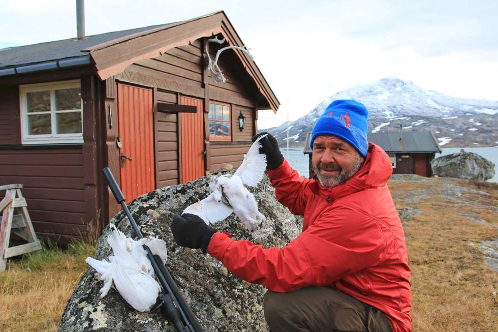 SMÅTT ER GODT: En stolt jeger med dagskvoten, felt med småkalibret våpen, uten skuddstøy og annet oppstuss. Her er vi midt i smørøyet, ved Paurohytta med Noajdefjellet som bakteppe. Jørn roser Narvik og omegn turistforening for prima tilrettelegging. Småviltjakt-med-rifle-rype-8