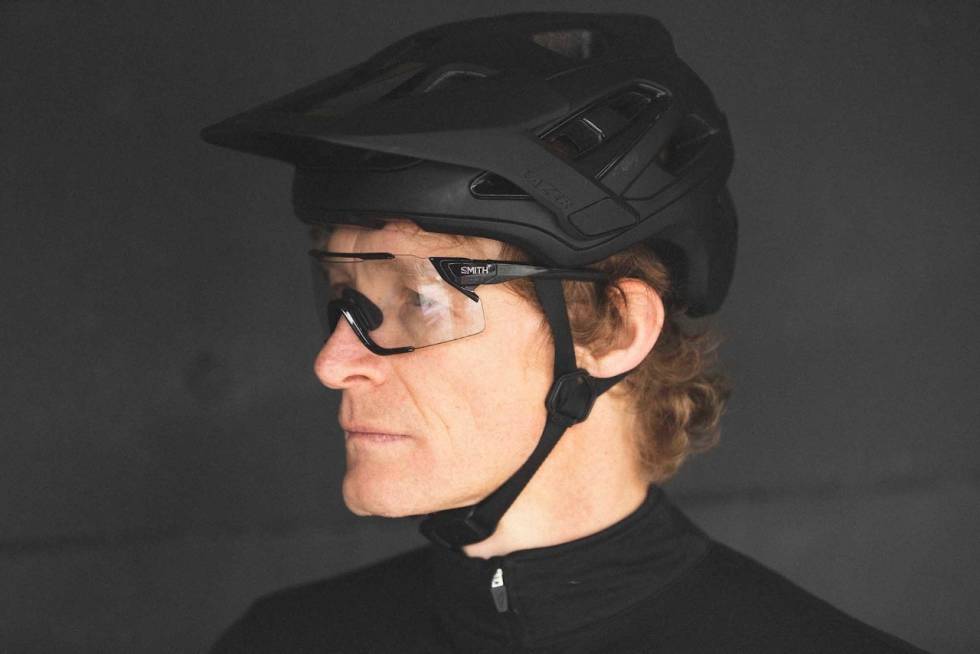 STORE GLASS: Smith-brillene har glass som dekker godt og som blir helt klare i dårlig lys. Foto: Kristoffer H. Kippernes Smith Attack MTB