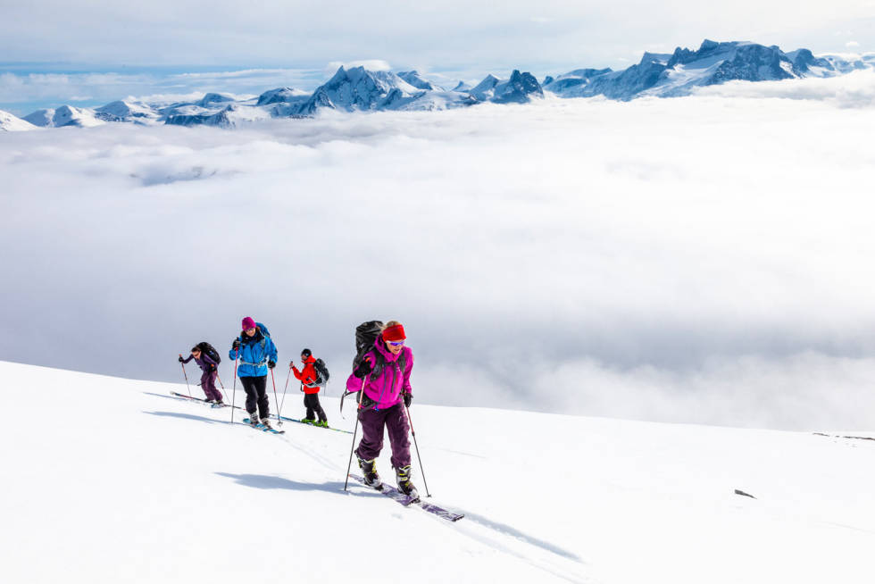 Ut og opp. Hvem skulle tro at det skulle bli slik da de kikket ut vinduet? Nede i dalen er det gråvær og trist og i høyden er det lettsyet pent. Her på vei mot Snørbottfjellet. Foto: Einar Engdal Smørbottfjellet 1188 moh Toppturer i Romsdalen