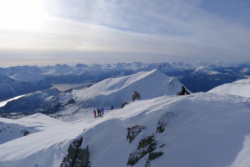 Fra østtoppen på Smørbottfjellet kan du nyte et flott utsyn. Skarven er nermeste nabo. Foto: Halvor Hagen Smørbottfjellet-Toppturer-i-Romsdalen-3