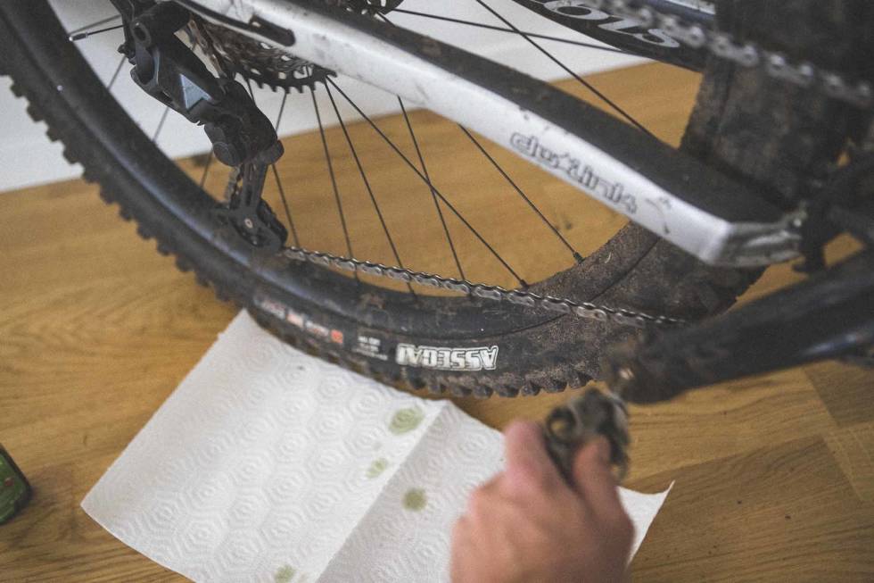 DRA INN: Når du har lagt på et lag med smøring, dra pedalene bakover, slik at oljen dras inn i kjedet. smøre kjedet sykkel