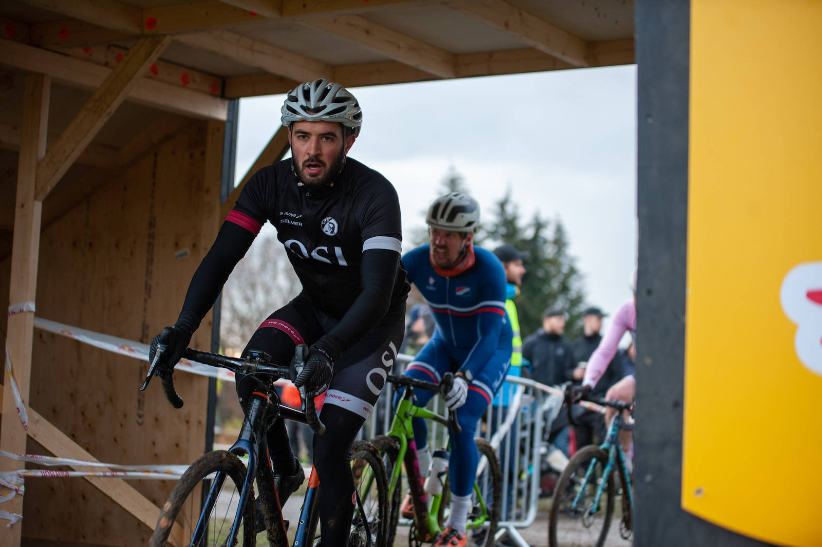 SNAPPER LUFT: Løypa gikk både over og under plankebroen på Voldsløkka. Foto: Audun Morgestad Superpokal Voldsløkka 2019 i bilder