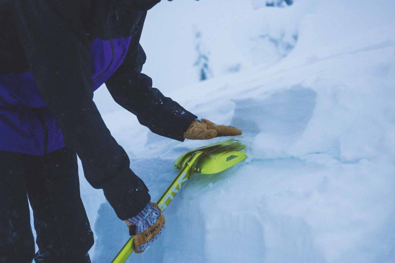 SNØANALYSE: Snøprofilen avdekker de ulike lagene i snøen. Foto: Kristoffer H. Kippernes SNØPROFIL