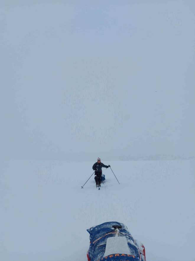 SNØBLINDT: På de fleste dagene så vi ikke så mye til fjellene. Foto: Sunniva Sørheim snøblindt