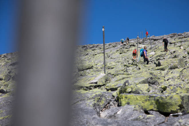 TYDELIG MERKA: Metallstolper bora ned i steinene holder deg med selskap hele veien til topps. Foto: Tore Meirik Snøhetta
