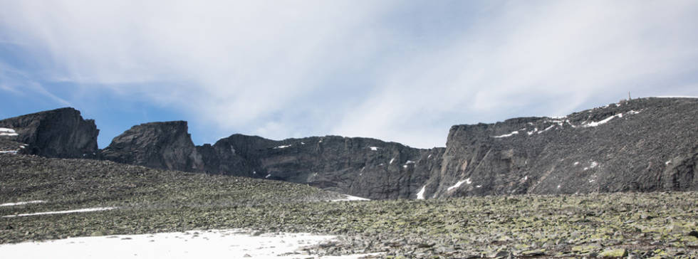 Turen går langs ryggen i horisonten. Snøhetta til høyre og Vesttoppen til venstre. Foto: Tore Meirik Snøhetta snøhettatraversen