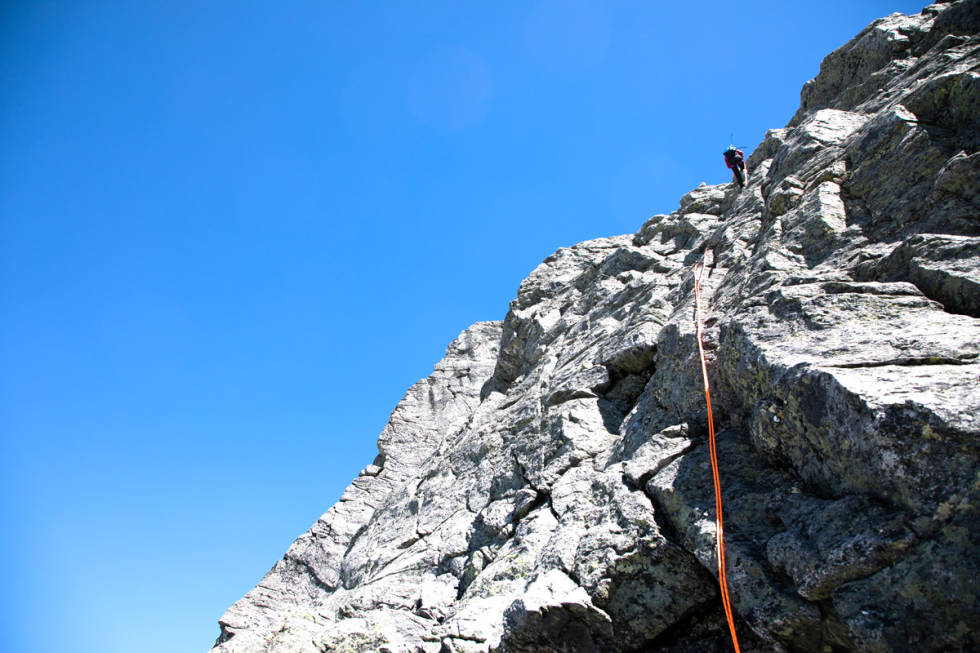 NED: Rappell ned fra Hettpiggen. Lengden på rappellen - og dermed kravet til antall meter tau du trenger – kommer an på hvor mye nedklatring du er gira på. Foto: Tore Meirik Snøhetta snøhettatraversen
