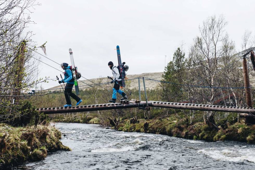 LITT AV ALT: Etter elsykkeletaååen måtte skia på sekken. Robert Aaring leder an foran Vebjørn Enersen. Sølen-Hedmark-3