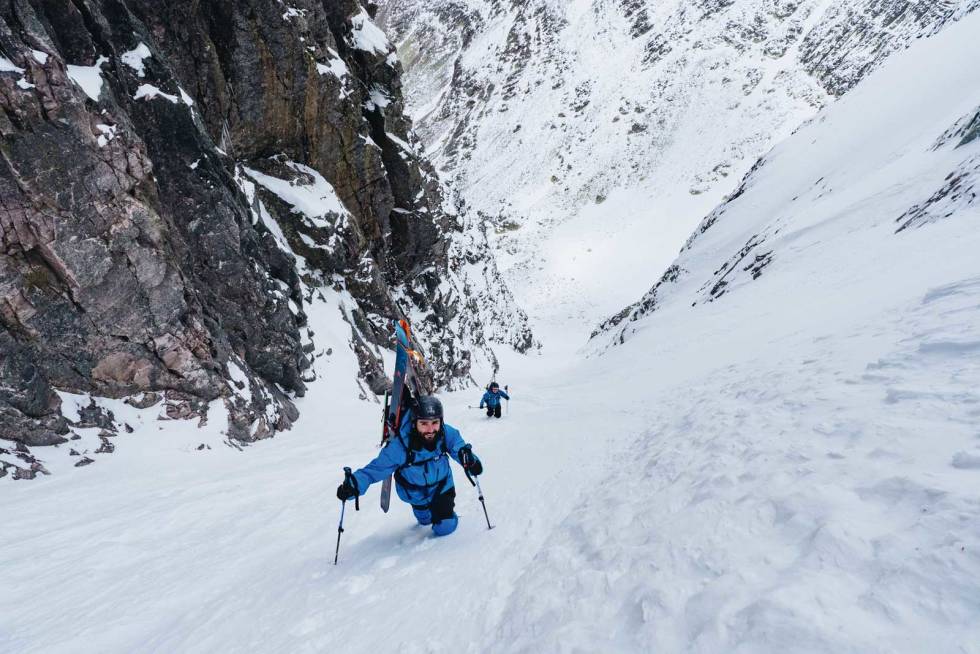 VÅRTUR MED NYSNØ: Vebjørn Enersen booter opp selve renna, 31. mai. Sølen-Hedmark-5