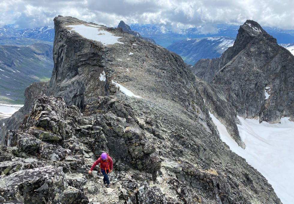 UTSIKT: På vei mot Store Dyrhaugstind fra Søre som er den flate toppen i bakgrunnen. Bak der igjen er de tøffe Midtmaradalstindene. Foto: Tore Meirik Dyrhaugsryggen Hurrungane Jotunheimen