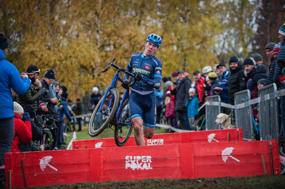 LØPETUR: Søren Wærenskjold på Superpokal Voldsløkka. Prøv dette med landeveispedaler, så skjønner du hvorfor du skal ha terrengpedaler. Foto: Pål Westgaard. søren wærenskjold