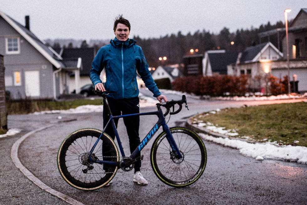SPONSA: Søren Wærenskjold med sin gullsykkel fra NM 2020. En fullblods cyclocrossykkel, også fin til lange grusturer. søren wærenskjold
