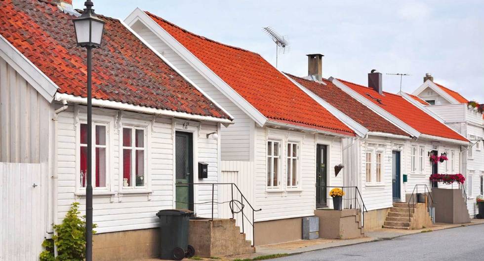 Sørlandsarkitekturen er framtredende langs hele sykkelruta. Her passerer du gjennom Mandal. Foto: Ola Petterson Sørlandskysten-på-sykkel-Ola-Petterson-3