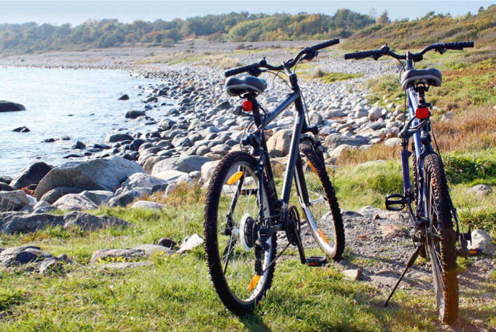 Fra Nasjonal sykkelrute 1, som går langs hele sørlandskysten, kan du ta avstikkere, f.eks. ut til rullesteinstrendene på Tromøya. Foto: Visit Sørlandet Sørlandskysten-på-sykkel-Visit-Sørlandet-2