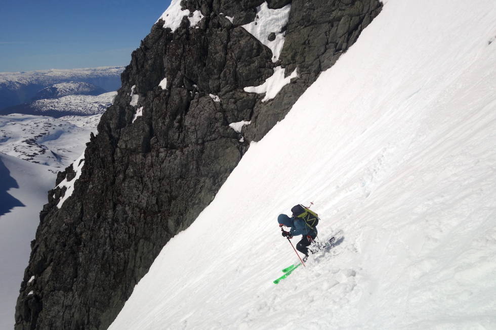 Bratt skikjøring opp sommersnø i sørrenna på Vestre Austabotntind. Foto: Erlend Sande sørrenna vestre austabotntind Hurrungane jotunheimen