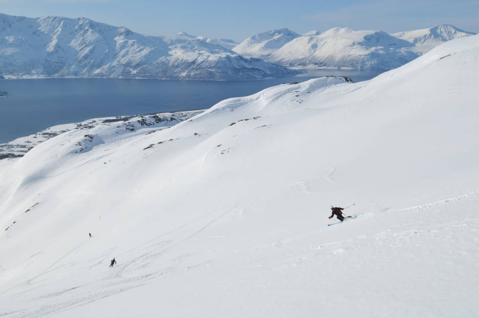 LYKKELIG I LYNGEN: Ingen er immune mot effekten av Lyngsalpenes heftige omgivelser. Sofiatinden er en av mange perfekte vårturer i området. Foto: Espen Nordahl Sofiatinden