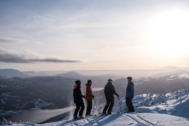 HVORFOR KAN IKKE VI LE NÅR HAFSLO? Fredrik Solnes Dahle, Knut-Hendrik Lajord, Sigurd Ask og Marit Rolvsjord på toppen av Sogns relativt nye offpistområde. Bilde: Bård Gundersen Sigurd Ask, Fredrik Solnes Dahle, Knut-Hendrik Lajord og Marit Rolvsjord