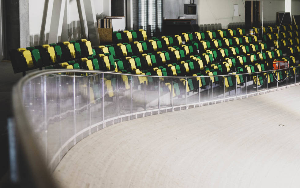 BRATT KURVE: Banedekket er ferdig lagt og kan teoretisk sett brukes. Men først må dekket slipes ned og få satt seg ordentlig. Foto: Sola Arena. sola-arena-velodrom-1