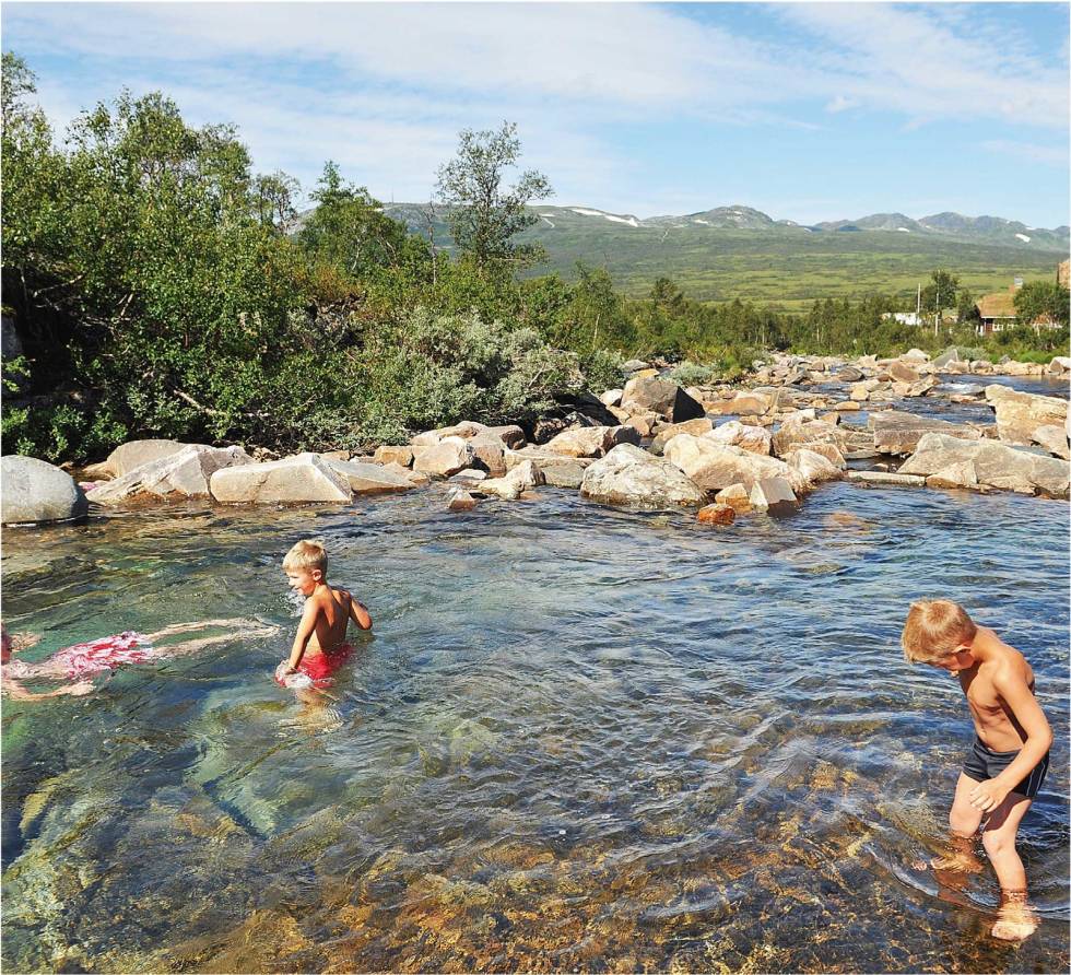 Bading i friskt fjellvann er en fantastisk opplevelse for store og små. Her fra Bortemannsbekken. Hovden har mange gode bademuligheter. Foto: Anders Martinsen Sommer-Hovden-Fjelltur-Anders-Martinsen-4