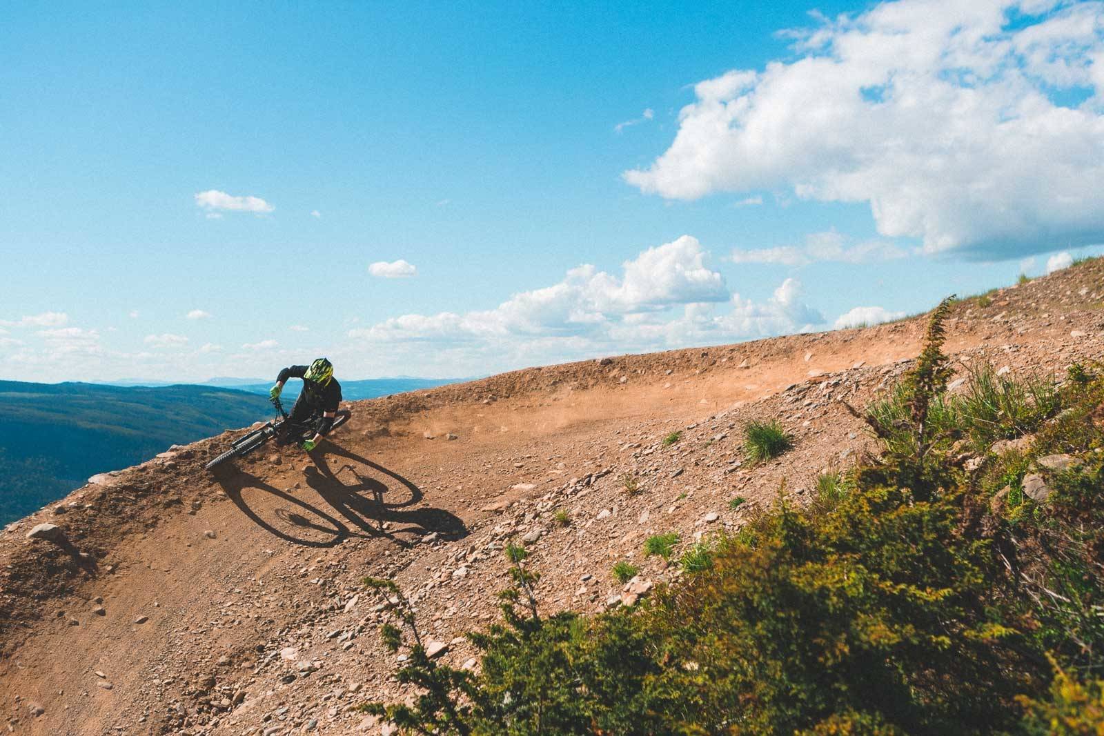 DOS-E-RING: Hvis du aldri har sykla ei fet dosering kan du ikke kalle deg stisyklist. I Norge kan du velge og vrake i fete kurver spesiallaga for deg og sykkelen din. Bilde: Kristoffer Kippernes Sommer-i-norge-7